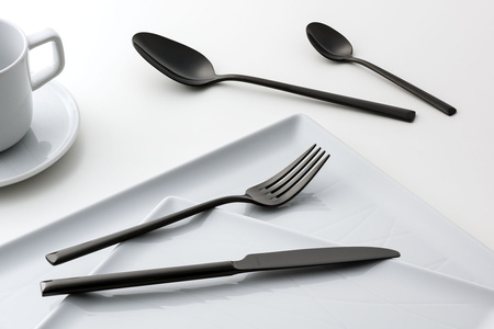 Sztućce Amefa Metropole czarne black zestaw 24 elementy w kasecie drewnianej komplet dla 6 osób nowoczesne gładkie bez wzoru