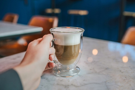 VIALLI DESIGN 2 szklanki kubki  TERMICZNE do kawy herbaty AMO 250 ml + 2 łyżeczki długie do latte Amefa Bologna