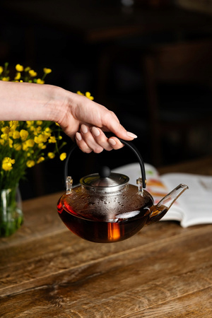 Vialli design zaparzacz Eva ze złotym sitkiem dzbanek imbryk w stylu japońskim do herbaty ziół 0,8 l