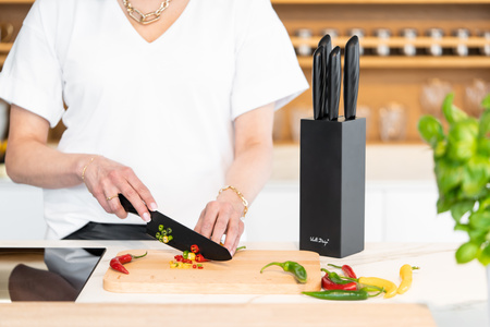 Vialli Design zestaw 5 noży kuchennych czarnych Caro ze stali nierdzewnej w czarnym bloku oraz rękawica kuchenna do piekarnika