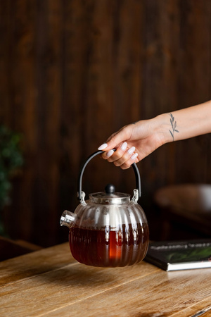 Vialli design zaparzacz Volare ryflowany ze srebrnym sitkiem dzbanek imbryk do herbaty ziół 1 l