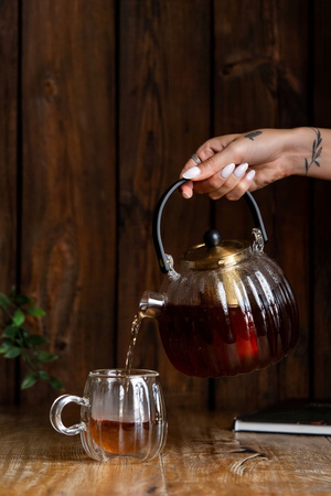 Vialli design zaparzacz Volare ryflowany ze złotym sitkiem dzbanek imbryk do herbaty ziół 1 l