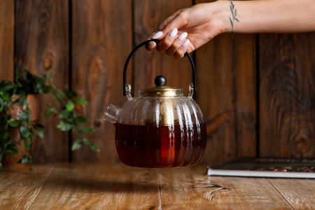 Vialli design zaparzacz Volare ryflowany ze złotym sitkiem dzbanek imbryk do herbaty ziół 1 l