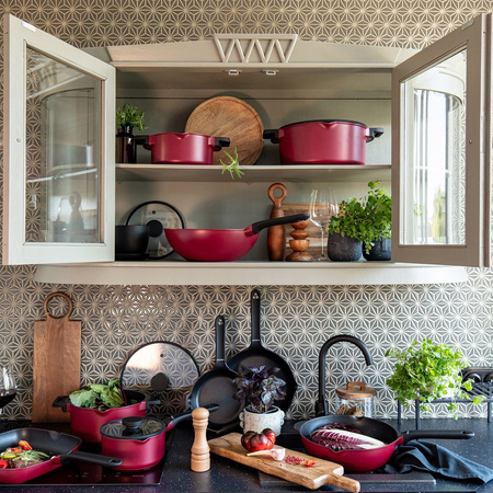 Ambition patelnia Noel 26 cm czerwona tradycyjna z powłoką nieprzywierającą non stick na gaz indukcję