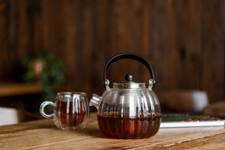 Vialli design zaparzacz Volare ryflowany ze srebrnym sitkiem dzbanek imbryk do herbaty ziół 1 l