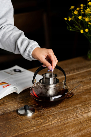 Vialli design zaparzacz Eva ze złotym sitkiem dzbanek imbryk w stylu japońskim do herbaty ziół 0,8 l