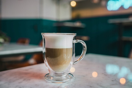 VIALLI DESIGN 2 szklanki kubki  TERMICZNE do kawy herbaty AMO 250 ml + 2 łyżeczki długie do latte Amefa Bologna