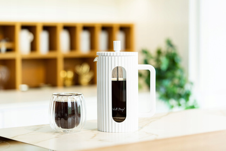 Vialli design zaparzacz Livio biały tłokowy nowoczesny ryflowany dzbanek do kawy herbaty ziół spieniacz z miarką 1l