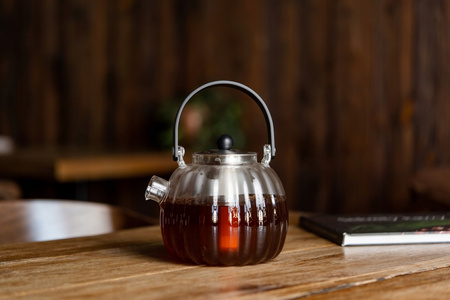 Vialli design zaparzacz Volare ryflowany ze srebrnym sitkiem dzbanek imbryk do herbaty ziół 1 l