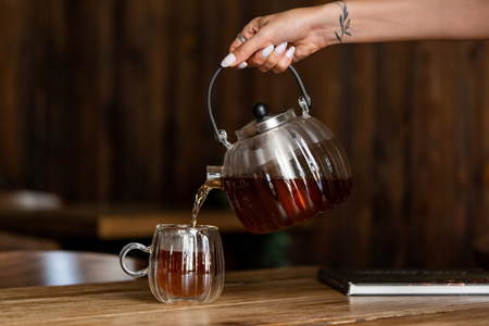 Vialli design zaparzacz Volare ryflowany ze srebrnym sitkiem dzbanek imbryk do herbaty ziół 1 l