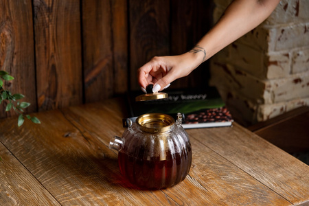 Vialli design zaparzacz Volare ryflowany ze złotym sitkiem dzbanek imbryk do herbaty ziół 1 l