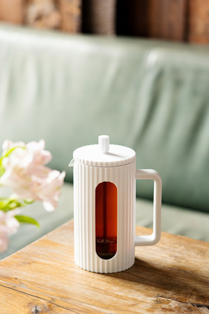 Vialli design zaparzacz Livio biały tłokowy nowoczesny ryflowany dzbanek do kawy herbaty ziół spieniacz z miarką 1l