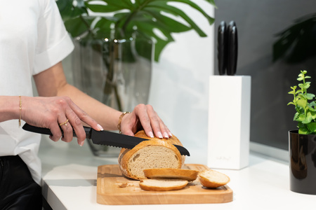 Vialli Design zestaw 5 noży kuchennych czarnych ze stali nierdzewnej w białym bloku oraz rękawica kuchenna do piekarnika 