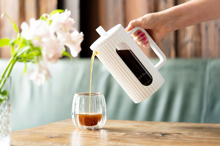 Vialli design zaparzacz Livio biały tłokowy nowoczesny ryflowany dzbanek do kawy herbaty ziół spieniacz z miarką 1l